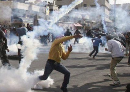 عشرات الاصابات بالاختناق في مواجهات مع الاحتلال في الخليل