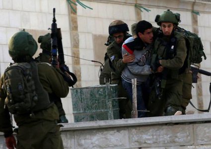 الاحتلال يعتقل شابا على حاجز قلنديا