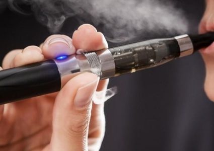 تحذير.. السجائر الإلكترونية تزيد خطر الوفاة بفيروس كورونا