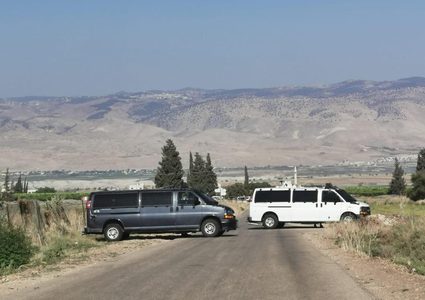 الاحتلال يغلق مدخل قرية بردلة في الأغوار ويشدد من اجراءاته