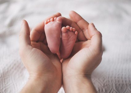 مصابة بكورونا تدخل في غيبوبة اصصناعية لإنجاب طفلها