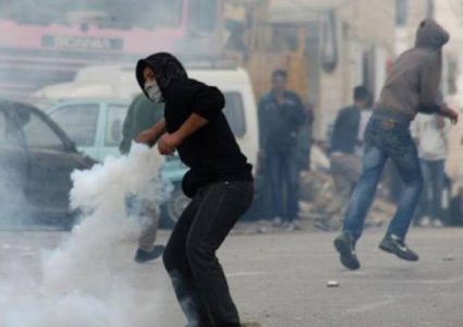 إصابة خمسة مواطنين خلال مواجهات مع الاحتلال في عاطوف