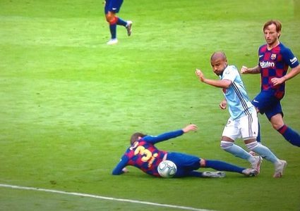 خطأ تحكيمي يأتي بهدف التعادل بين برشلونة وسيلتافيغو