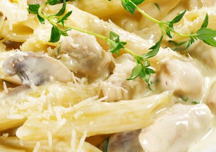 طريقة عمل معكرونة بصلصة الفطر