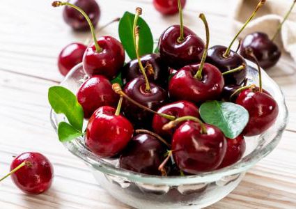 ما هي خطورة إفراط الاطفال في تناول الكرز؟