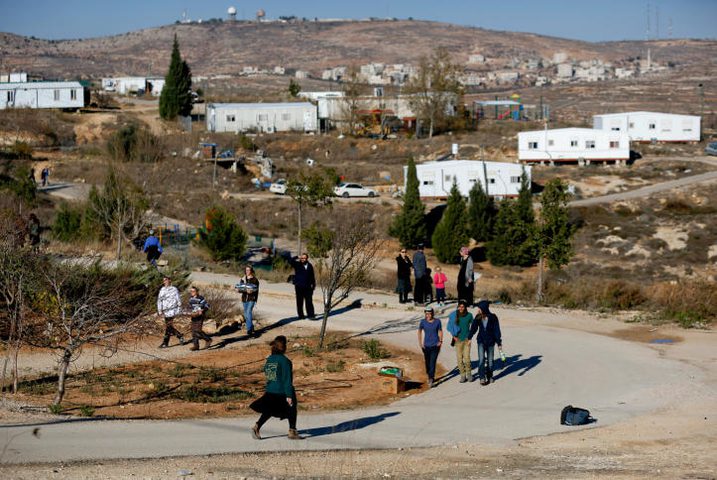 مستوطنون يضعون بيوتا متنقلة شمال نابلس