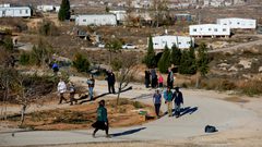 مستوطنون يضعون بيوتا متنقلة شمال نابلس