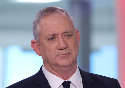 غانتس يخرج عن صمته: إحتمالية حل الحكومة مطروحة في كل يوم