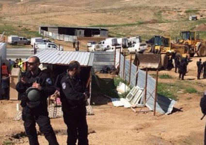 الاحتلال يسلم إخطارات بوقف العمل في مساكن بمسافر يطا