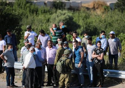 الخليل: مستوطنون يستولون على أراض شرق حلحول