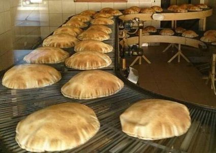 الحكومة اللبنانية ترفع سعر الخبز بعد انهيار الليرة