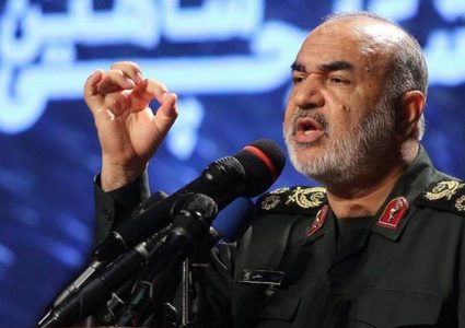 إصابة قائد الحرس الثوري الإيراني إثر تفجير سيارتين