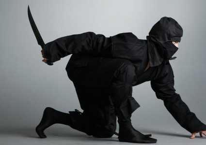 تعرفوا على أول شخص يحصل درجة الماجستير في دراسات "النينجا"