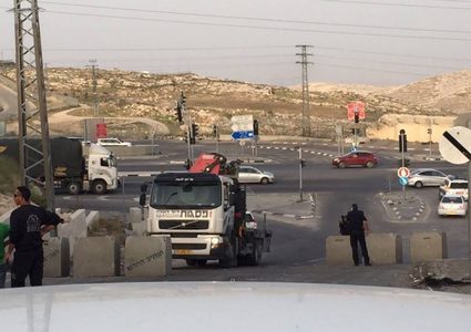 الاحتلال يغلق مدخل النبي صالح شمال غرب رام الله