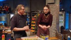 عارضة الأزياء جيجي حديد تحضر طبق الفلافل