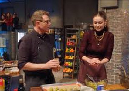 عارضة الأزياء جيجي حديد تحضر طبق الفلافل