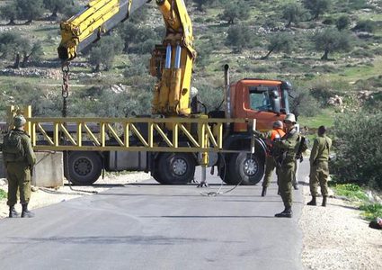 الاحتلال يغلق المدخل الرئيسي لبلدة إذنا ويمنع مرور المواطنين