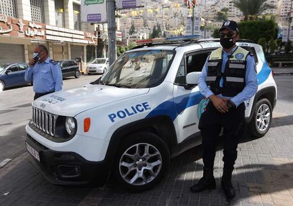 الشرطة تغلق محلات تجارية لعدم التزامهم  بحالة الطوارئ في نابلس