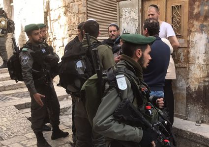 مستوطنون يثبتون حجرا يحمل كتابات عبرية في تل الرميدة بالخليل