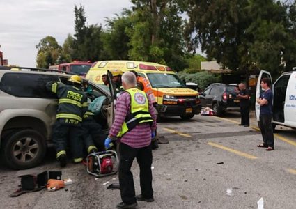 3 إصابات بينها خطيرة في حادث طرق بالنقب