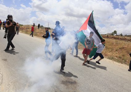 نابلس: الاحتلال يطلق الغاز المسيل للدموع ويصيب عددا بحالات اختناق