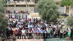 مقدسيون يؤدون صلاة الجمعة على أرض مهددة بالمصادرة ببلدة سلوان