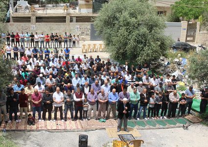 مقدسيون يؤدون صلاة الجمعة على أرض مهددة بالمصادرة ببلدة سلوان