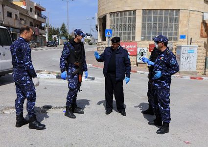 الشرطة تغلق17 محلا لعدم التزامهم بتعليمات الطوارئ في أريحا