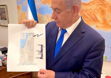 عريقات يؤكد أن خارطة "ترامب - نتنياهو" تعنى الضم والابرتهايد