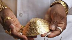 غرائب كورونا.. "الكمامة الذهبية" تثير فضول الكثيرين في الهند