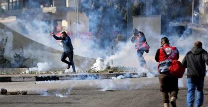 الخليل: إصابة شاب بمواجهات مع الاحتلال في منطقة باب الزاوية