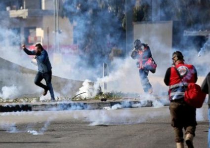 الخليل: إصابة شاب بمواجهات مع الاحتلال في منطقة باب الزاوية