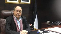 محافظ نابلس يسلم طرودا غذائية للعائلات المستورة في دير الحطب