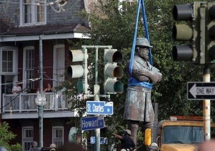 محتجون أمريكيون بالتيمور يدمرون تمثال كولومبوس