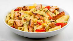 طريقة عمل المكرونة بالسلمون