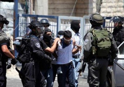 سلطات الاحتلال تعتقل أسيرا محررا ووالده في بلدة سلوان