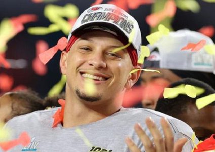 لاعب يوقع عقد بنصف مليار