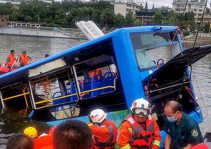 سقوط حافلة نقل طلاب في بحيرة غرب الصين