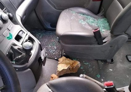 مستوطنون يهاجمون مركبات المواطنين جنوب نابلس