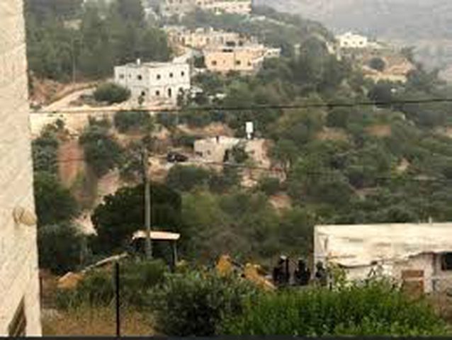 الاحتلال يهدم سورا استناديا في قرية الولجة غرب بيت لحم