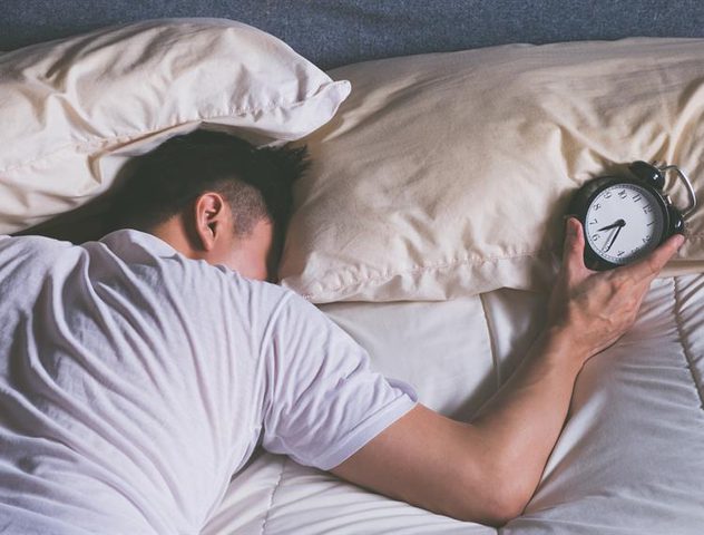 طبيب: وضعية النوم الخاطئة تسبب آلام الظهر المزمنة
