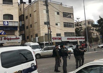 الاحتلال يقتحم جمعية الدراسات العربية ويحتجز مديرها وطاقمها