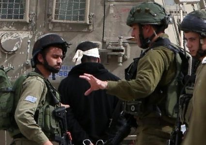 قوات الاحتلال تعتقل مواطنا من مدينة الخليل