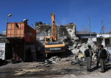 الاحتلال يهدم منزلا ومحلا تجاريا في القدس