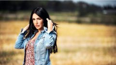 الفنانة الهام روحانا تقود حملة صامتة لمكافحة العنف الأسري