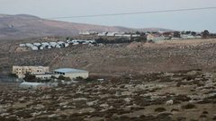 مستوطنون يقيمون بركسات فوق أراضي الساوية جنوب نابلس