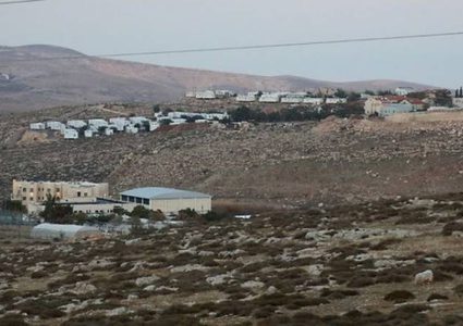 مستوطنون يقيمون بركسات فوق أراضي الساوية جنوب نابلس