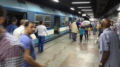 شابة مصرية تلقي نفسها تحت عجلات مترو الأنفاق