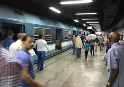 شابة مصرية تلقي نفسها تحت عجلات مترو الأنفاق