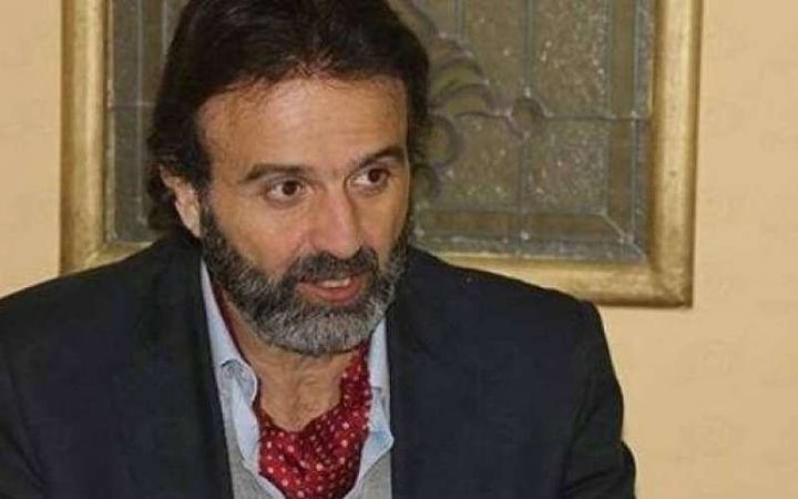 الفنان أيمن عزب يعلن إصابة والده بفيروس كورونا